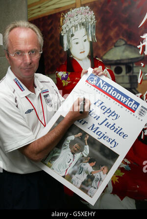 Sven Goran Eriksson, directeur de l'Angleterre, signe une carte du Jubilé d'or pour la reine Elizabeth II de Grande-Bretagne à la base de l'équipe à Awaji, au Japon. * l'Angleterre joue la Suède dans leur premier match du dimanche de la coupe du monde; ce week-end à Londres voit deux concerts, un feu d'artifice, un service commémoratif et un grand défilé pour commémorer le Jubilé d'or de la reine Elizabeth II de Grande-Bretagne Banque D'Images