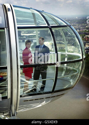 Le comte et la comtesse de Wessex se lancent sur le London Eye pour lancer les festivités du week-end du Jubilé d'or. Ce week-end à Londres, deux concerts, un feu d'artifice, un service commémoratif et un grand défilé pour marquer le Jubilé d'or de la reine Elizabeth II de Grande-Bretagne Banque D'Images