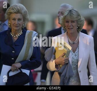 Camilla Parker Bowles, la compagne du Prince de Galles (à droite) et la princesse Alexandra arrivent dans les jardins du Palais de Buckingham pour assister à un concert classique pour célébrer le Jubilé d'or de la reine Elizabeth II de Grande-Bretagne * avec Dame Kiri te Kanawa, le Prom au Palais est le premier concert public mis en scène dans le palais de Buckingham et marque le début d'un week-end de célébrations. 12,000 billets pour la soirée ont été attribués par bulletin de vote. Banque D'Images