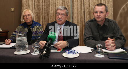 (De gauche à droite) Ann Wright, ancienne colonel de l'armée des États-Unis et fonctionnaire à la retraite du Département d'État des États-Unis, Roger Cole, président de l'Alliance pour la paix et la neutralité et TD Richard Boyd Barrett, prenant la parole aujourd'hui à Dublin lors d'une conférence de presse sur la question de la coopération irlandaise avec l'OTAN. Banque D'Images