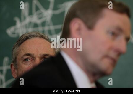 Le ministre de l'emploi, de l'entreprise et de l'emploi Richard Bruto et Taoiseach Enda Kenny (L-R) à l'hôtel Merrion de Dublin pour la conférence de presse qui annoncera les détails de la création de 450 nouveaux emplois par eBay à leur centre d'opérations de Dundalk. Banque D'Images