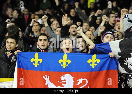 Football - UEFA Europa League - Round of 16 - First Leg - Tottenham Hotspur v Olympique Lyonnais - White Hart Lane.Les fans de Lyon tiennent des drapeaux dans les stands Banque D'Images