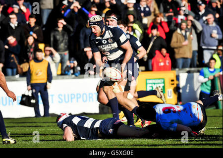 Ryan Edwards, de Bristol, reçoit le ballon lors du match de championnat de la RFU au Memorial Stadium, à Bristol. Banque D'Images