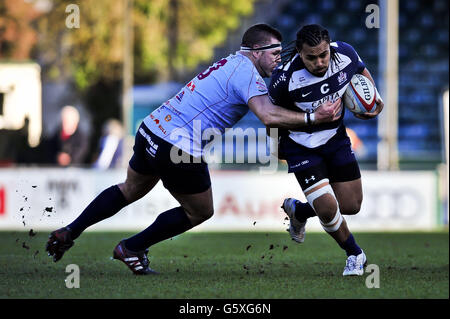 Rugby Union - RFU Championship - Bristol / Rotherham Titans - The Memorial Stadium.Fautua Otto de Bristol est kiteld par Ross Davies de Rotherham Titans lors du match de championnat de RFU au Memorial Stadium de Bristol. Banque D'Images