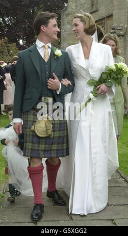 Le duc d'Argyll Torquhil Campbell et Eleanor Cadbury quittent l'église St Mary's Church à Fairford, Gloucestershire, après leur cérémonie de mariage. Banque D'Images