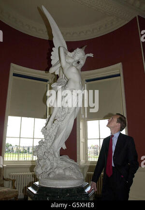 Le directeur général du patrimoine anglais, Dr Simon Thurley, inspecte une partie de la collection Wernher, l'Amour de l'Ange, une statue de Giulio Bergonzoli exposée à la Maison des Rangers de Greenwich, Londres. La collection est ouverte au public le 19 juin 2002. Banque D'Images