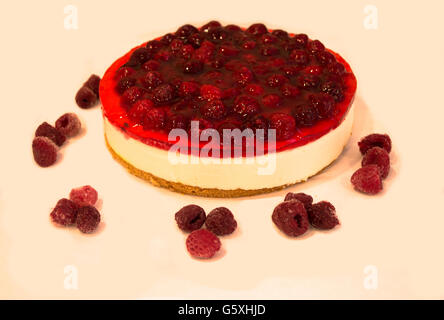 Cheesecake framboise isolé sur fond blanc Banque D'Images