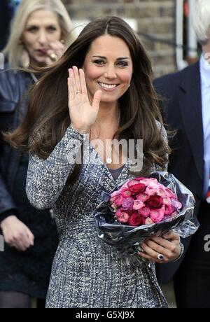 La duchesse de Cambridge quitte le centre de traitement Hope House de l'association caritative addiction à Clapham, dans le sud de Londres, après sa visite. Banque D'Images