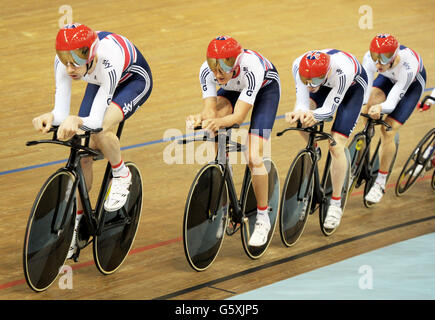 L'équipe de la Grande-Bretagne suit l'équipe de (de gauche à droite) Andy Tennant, Sam Harrison, Ed Clancy et Steve Burke pendant une séance d'entraînement pendant la journée de prévisualisation des Championnats du monde de cyclisme sur piste UCI à l'arène de Minsk, Minsk . Banque D'Images