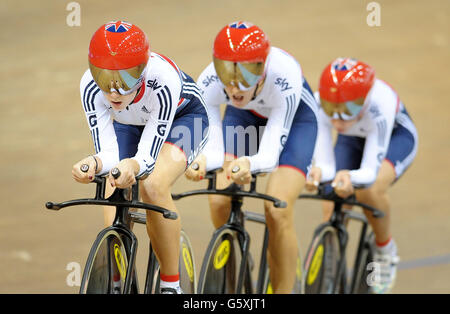 Équipe de poursuite de la Grande-Bretagne de (de gauche à droite) Elinor Barker, Dani King et Laura Trott pendant une séance d'entraînement pendant la journée de prévisualisation des Championnats du monde de cyclisme sur piste UCI à l'arène de Minsk, Minsk . Banque D'Images