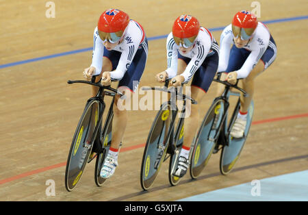 Équipe de poursuite de la Grande-Bretagne de (de gauche à droite) Laura Trott, Elinor Barker et Dani King pendant une séance d'entraînement pendant la journée de prévisualisation des Championnats du monde de cyclisme sur piste UCI à l'arène de Minsk, Minsk . Banque D'Images