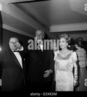 Amiral de la flotte Earl Mountbatten de Birmanie discutant avec l'actrice américaine Joan Crawford et Sir Billy Butlin (à gauche) quand Lord Mountbatten a été invité d'honneur de Mlle Crawford et de ses collègues directeurs de la compagnie Pepsi-Cola lors d'une réception à la maison Grosvenor pendant la convention internationale des clubs de variétés. Banque D'Images