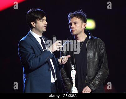 Ben Knowles (à gauche) de War Child et Damon Albarn (à droite) collectent le prix spécial au nom de War Child lors des Brit Awards 2013 à l'O2 Arena, Londres. Banque D'Images