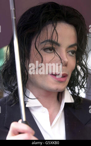 LE chanteur AMÉRICAIN Michael Jackson lors d'une visite des Maisons du Parlement, à Londres. Jackson était l'invité du travailliste Peer Lord Janner, qui a fixé la visite guidée de la star comme une faveur à son ami proche, le psychique de cuiller-flexion Uri Geller. Banque D'Images