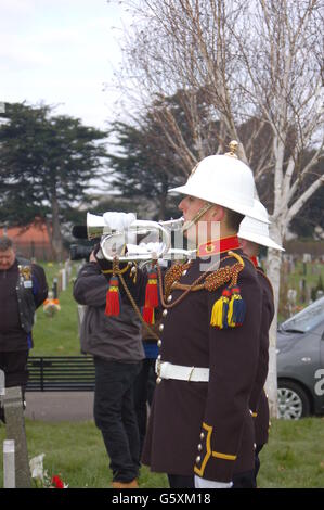 Deux membres du Service de la bande des Royal Marines jouent le Last Post aux funérailles de l'ancien Royal Marine James McConnell, auquel assistaient des étrangers, après qu'un vicaire ait lancé un plaidoyer sur Facebook dans la crainte qu'il ne soit enterré sans bourdonner. Banque D'Images