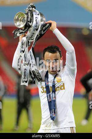 Football - Capital One Cup - finale - Bradford City / Swansea City - Wembley Stadium.Leon Britton de Swansea City avec le trophée Capital One Cup lors des célébrations post-match Banque D'Images