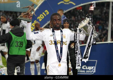 Football - Capital One Cup - finale - Bradford City / Swansea City - Wembley Stadium.Nathan Dyer, l'homme du match de Swansea City, célèbre avec la finale Capital One Cup après sa victoire sur Bradford City Banque D'Images