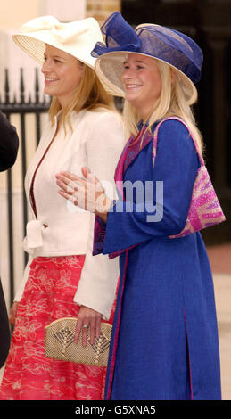 Le duc et la duchesse des filles de Gloucester, Lady Davina (à gauche) et Lady Rose Windsor, assistent au mariage de leur frère, le comte d'Ulster, Alexander Windsor, à la Dre Claire Booth, maintenant la comtesse d'Ulster, à la chapelle de la Reine, au Palais St James, à Londres. 31/07/04: Lady Davina Windsor épousera un constructeur maori dans probablement le mariage royal le plus inhabituel jamais. Le roi de 26 ans, le 20 en ligne avec le trône, doit épouser le Néo-Zélandais Gary Lewis, un ancien haveur de moutons. Banque D'Images