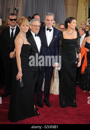 Steven Spielberg et sa femme Kate et Daniel Day-Lewis et sa femme Rebecca arrivent pour les 85e Academy Awards au Dolby Theatre de Los Angeles. Banque D'Images