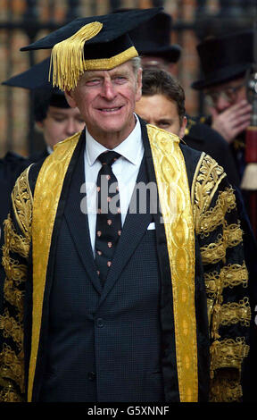 Les membres de l'Université de Cambridge escortent le chancelier de l'Université de Cambridge, le duc d'Édimbourg, qui donnera des diplômes honorifiques lors d'une cérémonie traditionnelle au Sénat de l'Université.* les garades honorifiques de 2002 sont le bon Hounadorable Harry Kenneth Baron Wolf de Barnes, Rhoda Dorsey (ma), Mary Hesse (EPA ma), Timothy Hunt (FRS PhD) et Sir Bernhard Williams (EPA ma). Banque D'Images