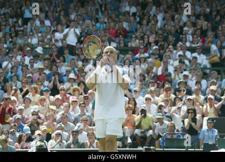 , PAS D'UTILISATION COMMERCIALE : le joueur américain de tennis André Agassi remercie ses supporters après avoir battu Harel Levy d'Israël sur le Centre court à Wimbledon, le premier jour des Championnats. Agassi a triomphé 6:0/6:4/6:4. Banque D'Images