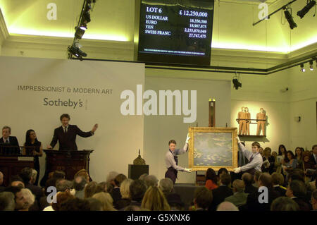 La peinture à l'huile de Nympheas sur toile, mise aux enchères pour 13,481,650 à Sotheby's dans le centre de Londres.l'une des célèbres séries de peintures à l'eau-lys de l'impressionniste français Claude Monet a été mise aux enchères dans le cadre d'une vente d'impressionniste et d'art moderne.*...., où les experts avaient prédit son prix de vente entre 0,10 et 0,15 millions. Banque D'Images