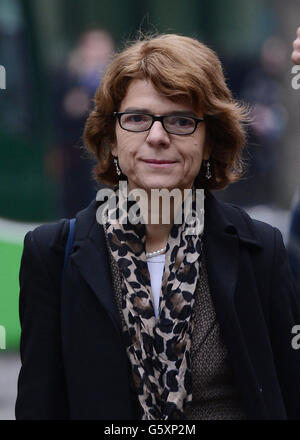 Vicky Pryce, l'ancienne femme du député libéral démocrate Chris Huhne, arrive aujourd'hui au tribunal de la Couronne de Southwark à Londres pour le début de son procès pour avoir pris ses points d'excès de vitesse il y a dix ans. Banque D'Images