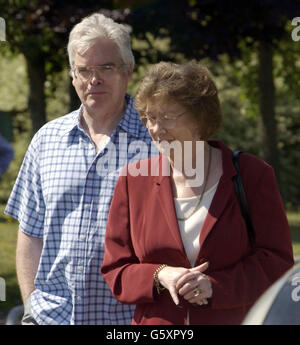 Les parents du professeur d'école Gillian Lusk, M. et Mme John Lusk, devant l'hôpital central Robert Morelevat, Semur en Auxois, près de Dijon, dans le centre de la France, où leur fille blessée est traitée avec des élèves de l'Académie Largs, Ayrshire, Écosse. * une écolière a été tuée dans l'accident qui s'est produit dans les premières heures du matin. Banque D'Images