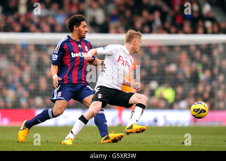 Football - Barclays Premier League - Fulham / Stoke City - Craven Cottage.Ryan Shotton (à gauche) de Stoke City et Damien Duff (à droite) de Fulham se battent pour le ballon Banque D'Images