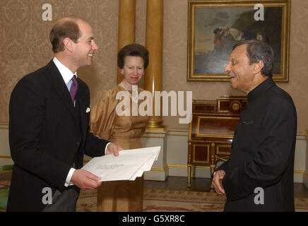 Le Prince Edward de Grande-Bretagne, comte de Wessex (à gauche) et la princesse Anne, princesse Royale, rencontrent son Excellence le Haut Commissaire pour l'Inde, M. Ranendra Sen, au Palais de Buckingham, à Londres. Banque D'Images