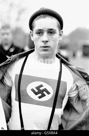 Un jeune expose son t-shirt swastika lors d'une marche du mouvement britannique (groupe de division du Front national) de Hyde Park au terrain de loisirs de Paddington. Banque D'Images