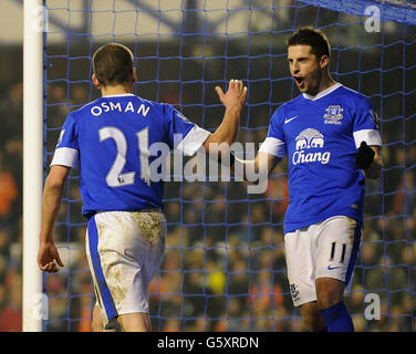 Leon Osman (à gauche) d'Everton célèbre avec Kevin Mirallas après avoir marquant son troisième but contre Oldham Athletic. Banque D'Images