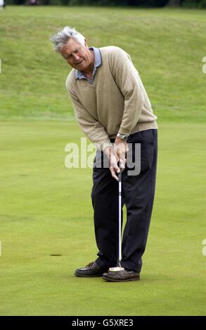 George Lazenby, ancien James Bond Celebrity, a assisté à la James Bond Celebrity Golf Classic en aide au Variety Club de Grande-Bretagne, au Stoke Park Golf Club, Stoke Poges, Buckinghamshire. Banque D'Images