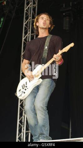 Le chanteur de Bush Gavin Rossdale lors de leur mise sur la Pyramid Stage, au premier jour du Glastonbury Festival dans le Somerset. Banque D'Images