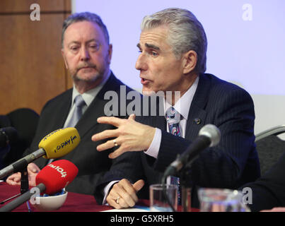 (Gauche - droite) Secrétaire général de l'Association Représentante de Garda PJ Stone et Secrétaire général de l'Organisation irlandaise des infirmières et des sages-femmes Liam Doran lors d'une réunion des syndicats de première ligne à Croke Park à Dublin pour discuter de la rémunération et des conditions.APPUYEZ SUR ASSOCIATION photo.Date de la photo : jeudi 28 février 2013.Voir PA Story POLITICS Pay.Le crédit photo devrait se lire comme suit : Niall Carson/PA Wire Banque D'Images