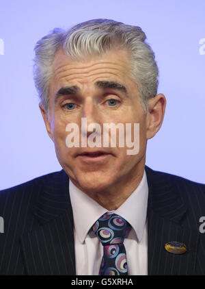 Le secrétaire général de l'organisation irlandaise des infirmières et des sages-femmes Liam Doranparle lors d'une réunion des syndicats de première ligne à Croke Park à Dublin pour discuter de la rémunération et des conditions. APPUYEZ SUR ASSOCIATION photo. Date de la photo : jeudi 28 février 2013. Voir PA Story POLITICS Pay. Le crédit photo devrait se lire comme suit : Niall Carson/PA Wire Banque D'Images