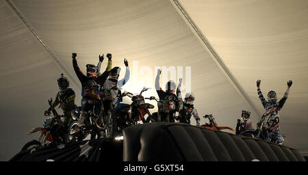 Les motocross célèbrent après avoir créé un nouveau record du monde Guinness pour le plus grand nombre de motos qui se retournaient simultanément dans les airs. Banque D'Images