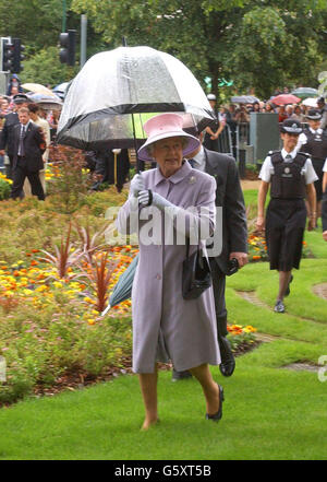 La reine Elizabeth II de Grande-Bretagne visite les jardins du Jubilé, lors d'une visite à Solihull dans le cadre de sa visite du Jubilé d'or. Banque D'Images