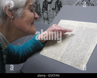 Elspeth Murdoch, arrière-petite-fille de l'explorateur et missionnaire de renommée mondiale Dr David Livingstone regardant au Centre David Livingstone de la National Trust for Scotland à Blantyre, dans le Lanarkshire du Sud, un journal de son ancêtre renommé, jamais vu auparavant par le public, avant le 200e anniversaire de sa naissance. Banque D'Images