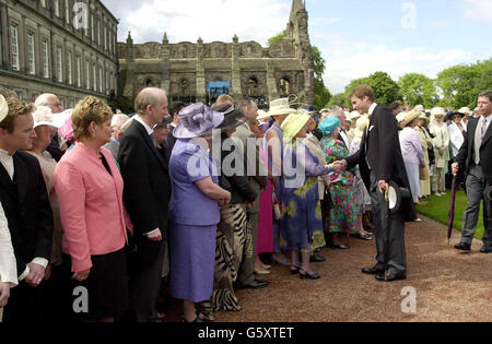 Le Prince William et son père, le Prince de Galles, rencontrent les foules à l'extérieur de Holyrood House au Royal Garden Party, à Édimbourg. Banque D'Images
