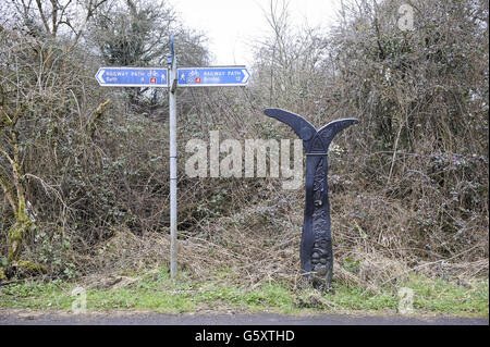 Un panneau National cycle Network à côté d'une œuvre d'art sur le chemin de fer de Bristol & Bath. Le chemin de fer de Bristol & Bath a été construit sur le lit de l'ancien chemin de fer de Midland qui a fermé pour la circulation des passagers à la fin des années 1960. Entre 1979 et 1986, la ligne de chemin de fer a été transformée en chemin de fer par l'organisme caritatif cycliste Sustrans. Le premier tronçon était entre Bath et Bitton où le groupe de campagne, Cyclebag a obtenu la permission de planification pour créer la piste de poussière de 2m de large. La route s'est alors développée vers l'ouest avec Bristol étant la dernière section. Cette situation a été armurmuée par le Banque D'Images