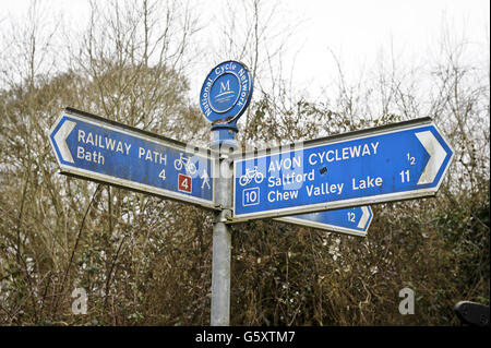 Un panneau National cycle Network sur le chemin de chemin de fer Bristol & Bath indiquant le téléphérique Avon, Bristol, Bath, Chew Valley Lake et Saltford.Le chemin de fer de Bristol & Bath a été construit sur le lit de l'ancien chemin de fer de Midland qui a fermé pour la circulation des passagers à la fin des années 1960.Entre 1979 et 1986, la ligne de chemin de fer a été transformée en chemin de fer par l'organisme caritatif cycliste Sustrans.Le premier tronçon était entre Bath et Bitton où le groupe de campagne, Cyclebag a obtenu la permission de planification pour créer la piste de poussière de 2m de large.La route s'est alors développée vers l'ouest avec Bristol étant la Banque D'Images