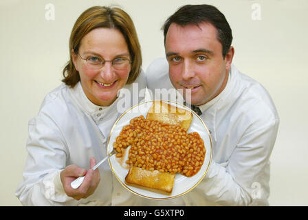 Les chefs Heinz Steve Moffitt et Julie Peeks photographiés à l'usine Heinz de Wigan ont créé la formule pour ce qu'ils prétendent est la façon parfaite de cuire des haricots cuits sur des toasts, il est apparu. * selon les deux chefs de Heinz il y a une science exacte pour apprécier le plat à son meilleur. Les Britanniques mangent 1.2 millions de boîtes de haricots Heinz par jour et la compagnie dit que la recette originale est connue par seulement quatre personnes. Banque D'Images