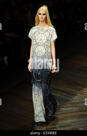 Un modèle sur la passerelle pendant le spectacle Jean Pierre Braganza sur la passerelle le premier jour de la semaine de la mode de Londres, Somerset House, Londres. Banque D'Images