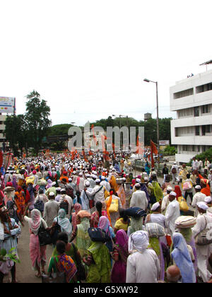 Des milliers d'hindous foule dans les rues de la ville sur le chemin de l'un des plus grands en Inde pilgrimmages célébrée chaque année. Banque D'Images