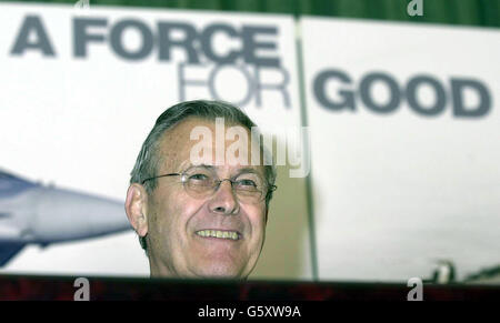 Le secrétaire à la Défense des États-Unis, Donald Rumsfeld, sourit à une question, lors d'une conférence de presse conjointe avec le ministre de la Défense, Geoff Hoon, à Whitehall. 07/05/04: LE secrétaire AMÉRICAIN à la défense, Donald Rumsfeld, a dû faire face à des demandes croissantes de démissionner suite à l'abus de prisonniers irakiens par des soldats américains. Mais le président George Bush a dit: Il restera dans mon cabinet. Banque D'Images