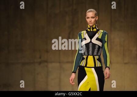 Modèles sur la passerelle pendant le spectacle de la semaine de la mode de Londres de l'automne/hiver 2013 de Peter Pilotto, au Topshop Show Space de Londres. Banque D'Images