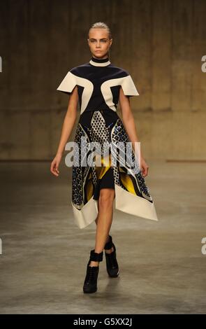 Model Cara Delevingne sur la passerelle pendant le spectacle de la tournée de la Peter Pilotto automne/hiver 2013 de la semaine de la mode de Londres, au Topshop Show Space à Londres. Banque D'Images