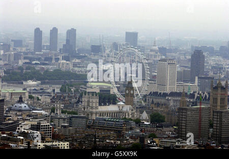 London Eye et les chambres du Parlement Banque D'Images