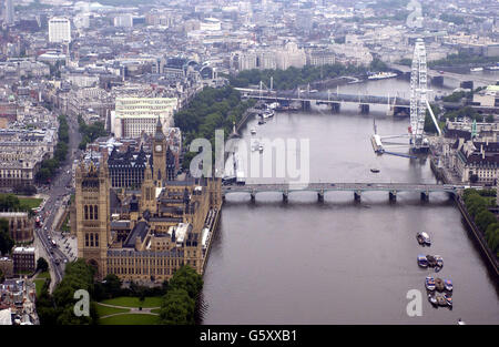 6 JANVIER : ce jour en 1928, la Tamise a éclaté, ce sont des banques qui noyent 14 personnes et font des centaines de sans-abri.Vue aérienne du Parlement, de la Tamise et du London Eye. Banque D'Images